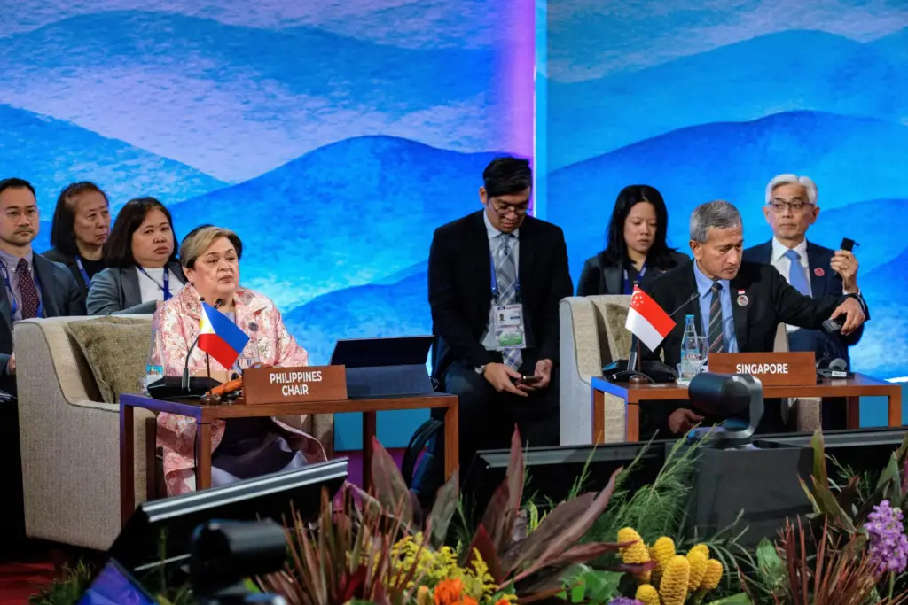 Philippines Foreign Secretary Theresa Lazaro and Singapore Foreign Minister Vivian Balakrishnan.