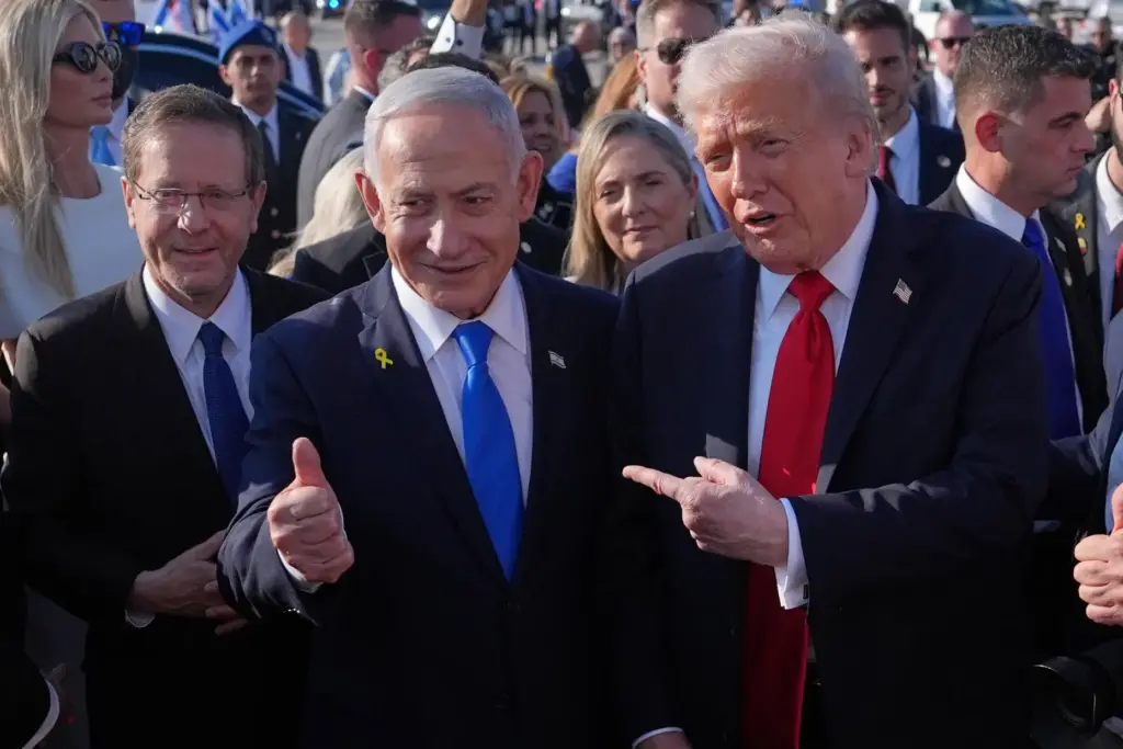 President Donald Trump poses for a photo with Israel's Prime Minister Benjamin Netanyahu.