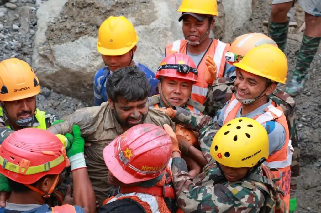 Soldiers rescue a worker alive from a tunnel.